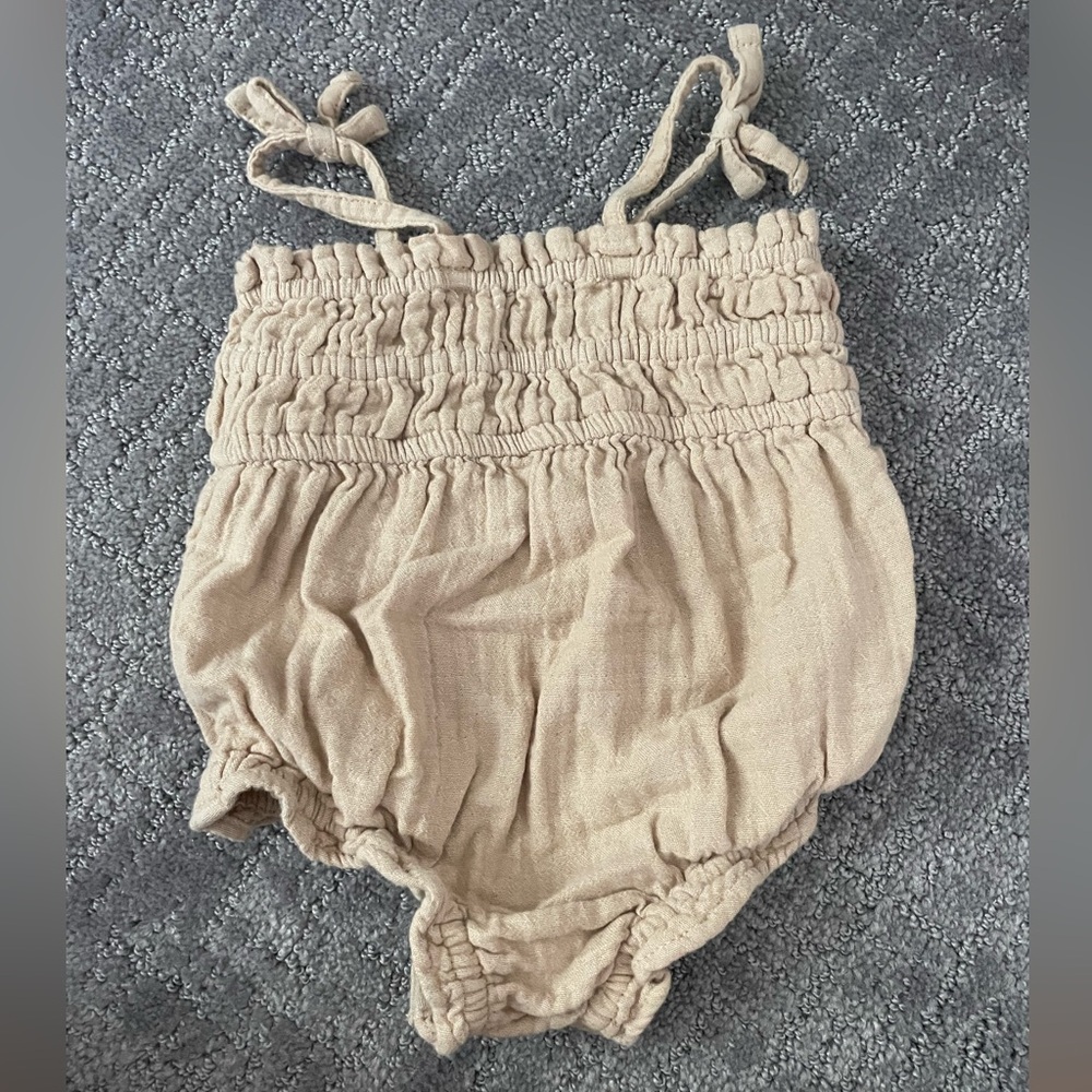 Old Navy Bubble Romper- Great Condition! 6-12 Months